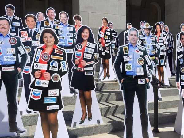 Politicians Labeled with Campaign Contributions